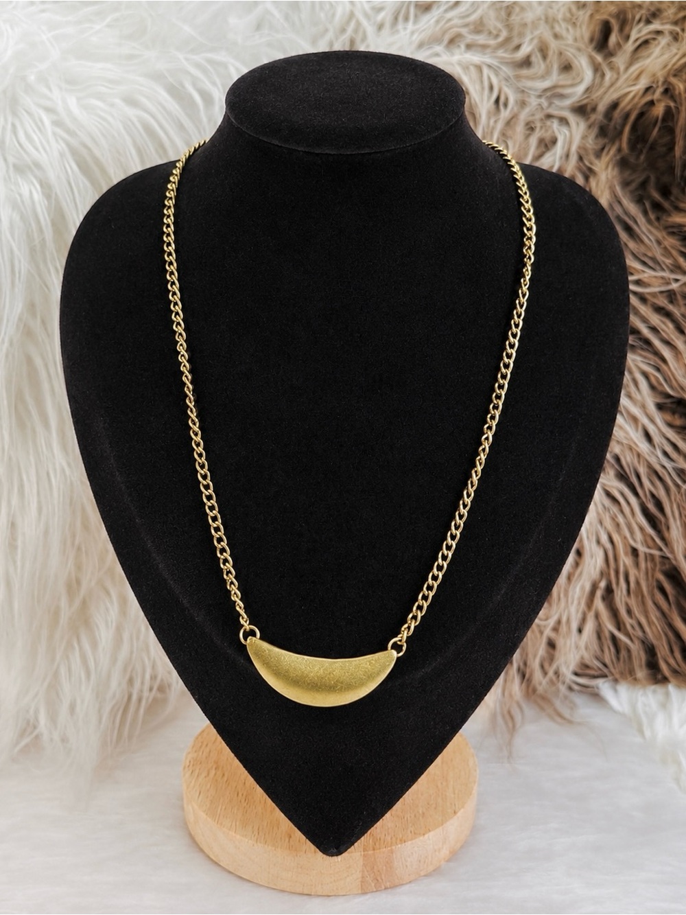 Vintage Gold Tone Crescent Moon Pendant Necklace Curved Bar Minimalist Statement